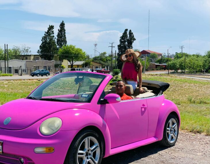 Vanessa Córdova y José en su Beetle