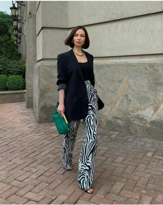 pantalon de zebra con saco negro