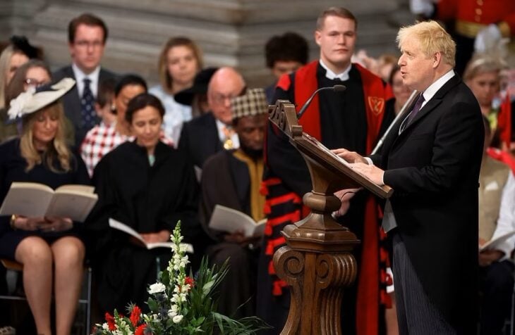 El primer ministro Boris Johnson habla durante el Servicio de Acción de Gracias