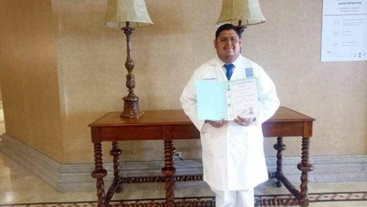 Cesar Caballero graduándose como médico