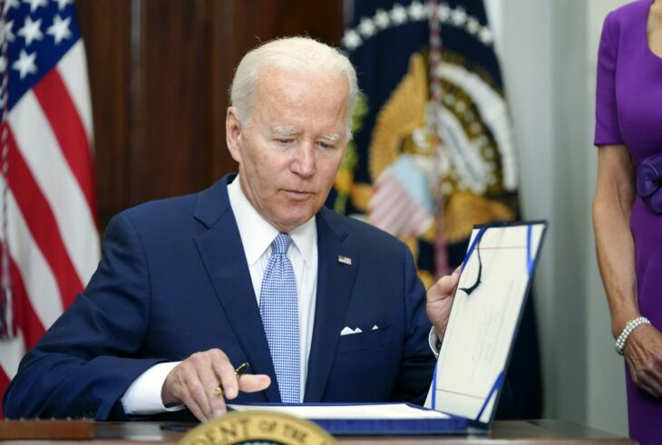 Joe Biden firma de ley sobre control de armas