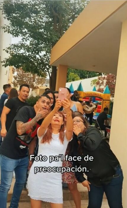 Personas tomándose una selfie mientras la abuela está encerrada en el baño 