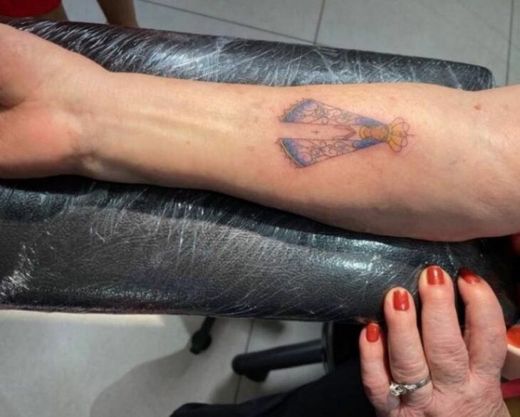 brazo que muestra el tatuaje de una abuelita 