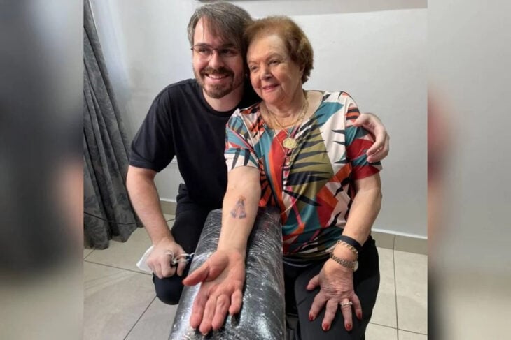 chico a lado de su abuelita después de realizarse un tatuaje 