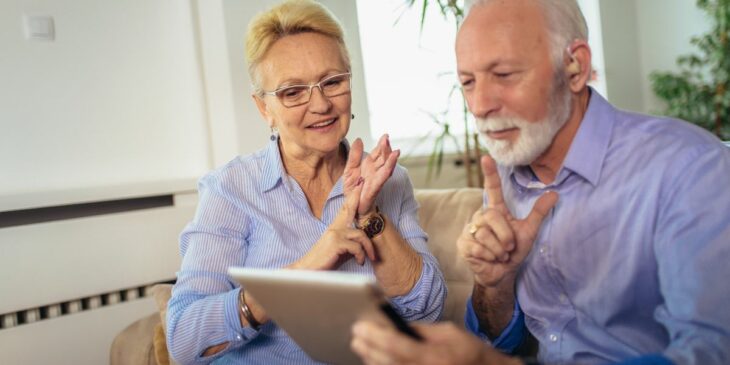 Abuelito aprende lengua de señas para comunicarse con su sobrina sordomuda 