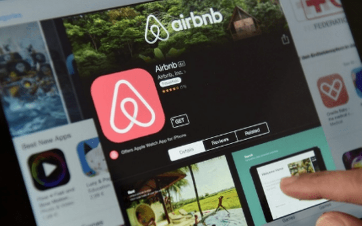 pantalla que muestra el sitio web de alquileres de Airbnb