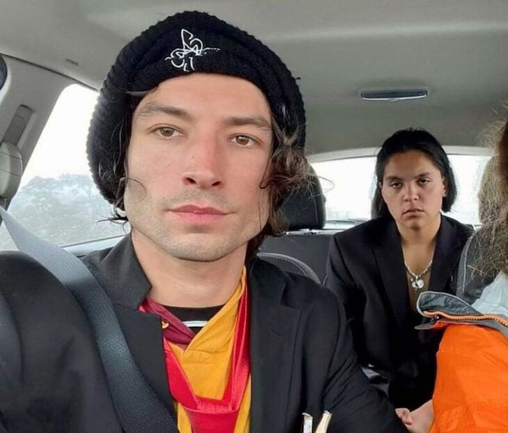 Selfie del Actor Ezra Miller en un carro con Tokata Iron Eyes 