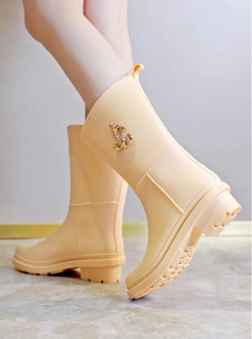 botas amarillas ;13 Botines para lluvia que se convertirán en tu básico favorito