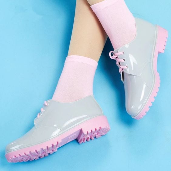 zapatos grises ;13 Botines para lluvia que se convertirán en tu básico favorito