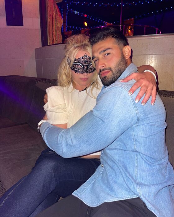 Fotografía de la cantante Britney Spears abrazando a su esposo Sam Asghari 