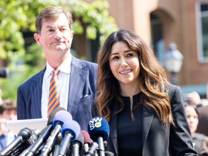 Camille Vasquez junto a un compañero del bufete dando su conferencia a fuera de la corte en Virginia 