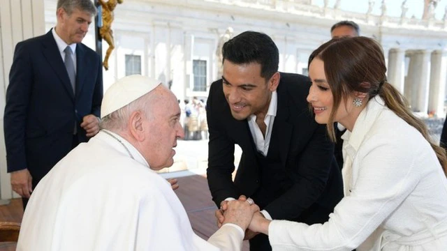 Carlos Rivera y Cynthia Rodríguez levantan sospechas de boda tras visita al Papa