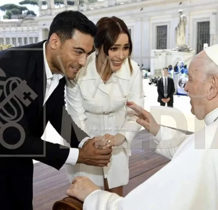 Carlos Rivera y Cynthia Rodríguez levantan sospechas de boda tras visita al Papa