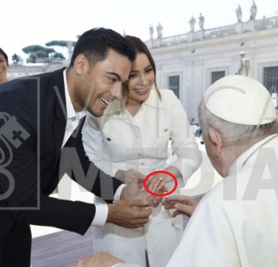 Carlos Rivera y Cynthia Rodríguez levantan sospechas de boda tras visita al Papa