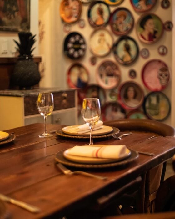 fotografía de un restaurante con platillos y copas en la mesa 