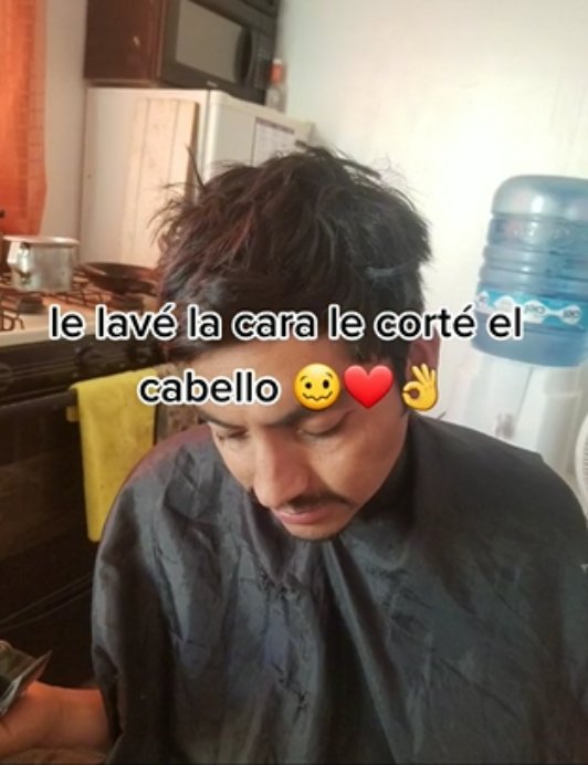mujer rescató a un indigente le cortó el cabello y le lavó su cara 