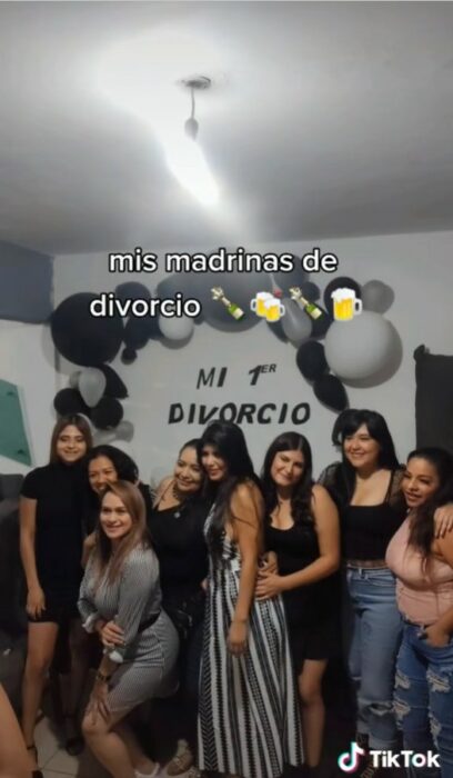 captura de pantalla de unas chicas posando en la fiesta de divorcio de una chica 