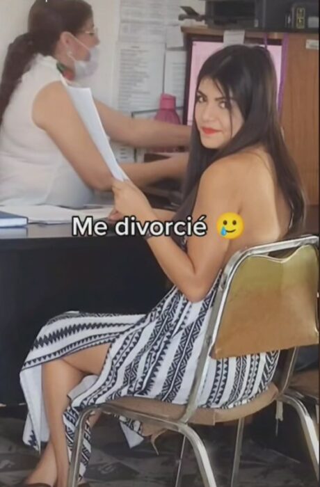 captura de pantalla de una chica firmando su acta de divorcio