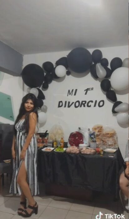 chica posando frente a su mesa de dulces festejando su primer divorcio 