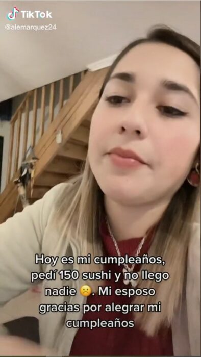 mujer compró sushi y sus amigos la dejan plantada en su cumpleaños 