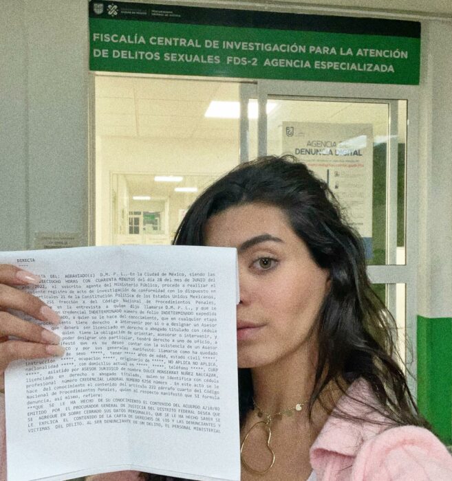 Actress Danna Ponce showing the lawsuit against Jorge Levy 