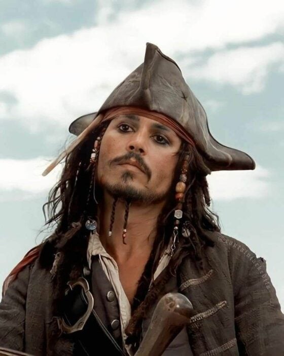 Cara de Johnny Depp caracterizado de su personaje de Jack Sparrow en la película Piratas del Caribe 