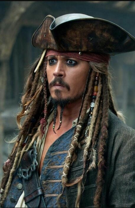 Imagen del capitán Jack Sparrow en la saga de Piratas del Caribe interpretado por Johnny Depp 