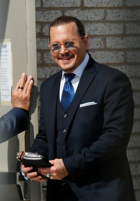 Fotografía del actor Johnny Depp saliendo de la corte de Fairfax en Virginia, Estados Unidos 