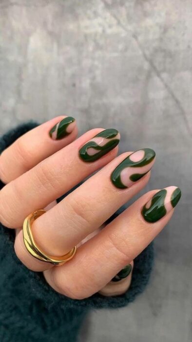 uñas en color nude con ondas de color verde oscuro 