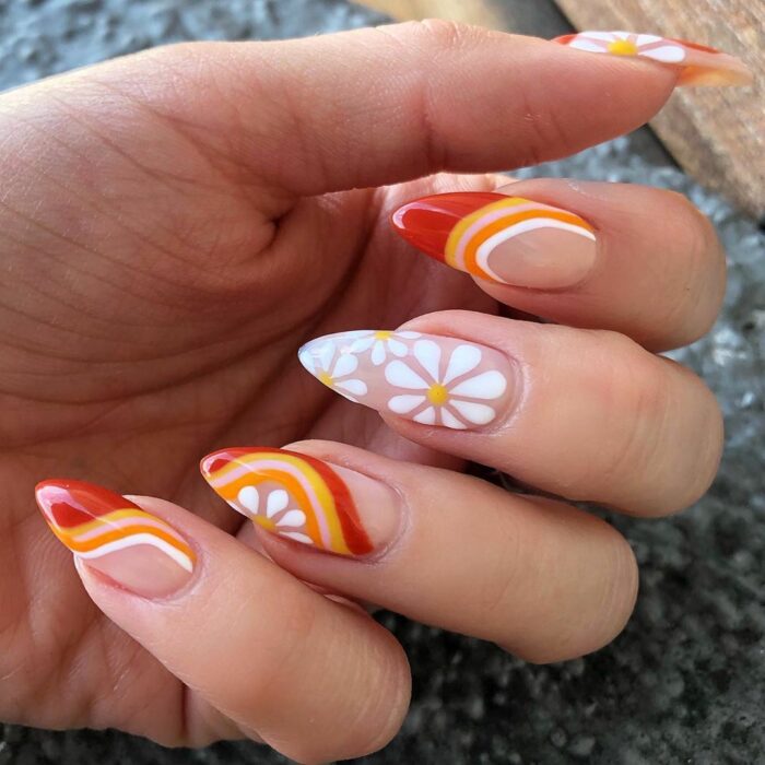 uñas de color rojo, naranja, amarillo y blanco con diseños de flores 