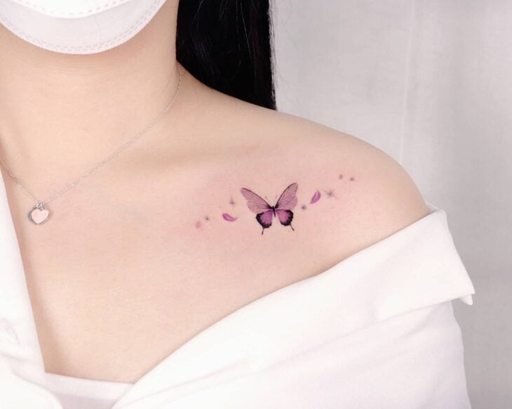 tatuaje de mariposa en la clavícula de una chica