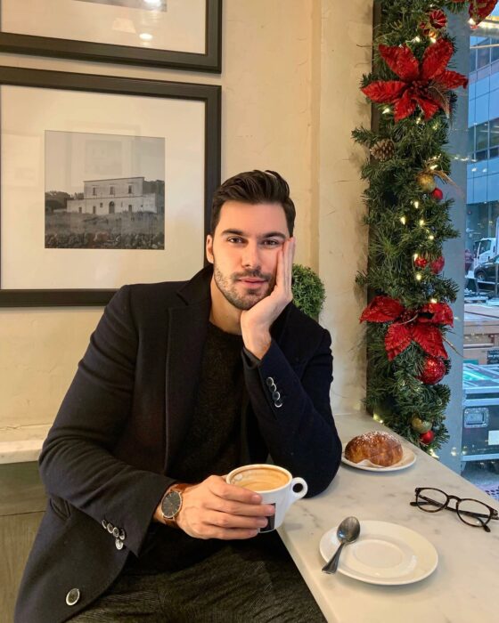 Fotografía de Dean Pelić tomando café en un restaurante 