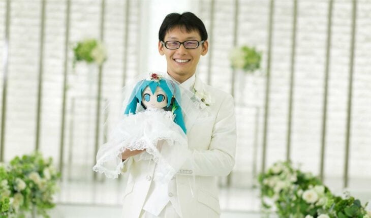 Japonés que se casó con un holograma de una cantante virtual japonesa 