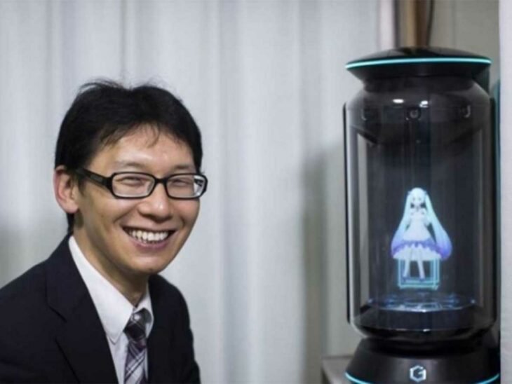 AAkihiko Kondo, el japonés que hace algunos años se casó con un holograma de la estrella pop Hatsune Miku