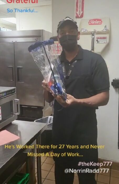 hombre que llevaba 27 años trabajando en empresa recibe bolsa de dulces 