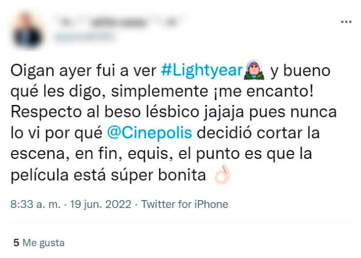 comentario en Twitter que asegura que el beso lésbico en Lightyear fue censurado en cines 