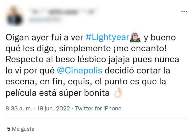 comentario en Twitter que asegura que el beso lésbico en Lightyear fue censurado en cines 