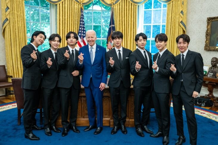 BTS con el presidente Joe Biden en la Sala Oval de la Casa Blanca