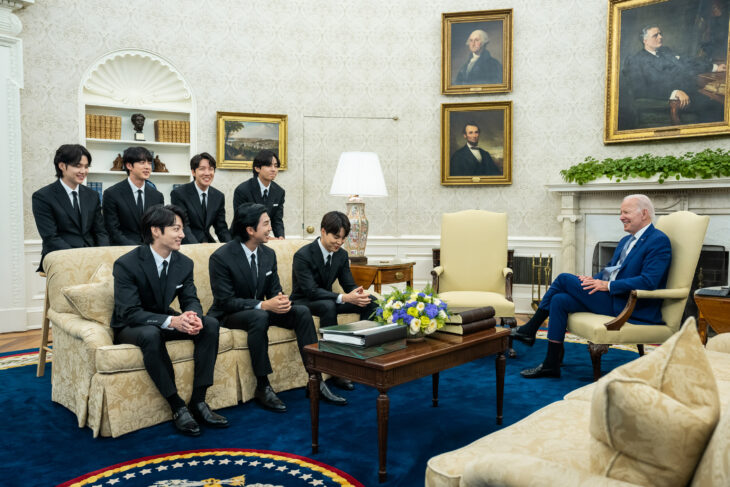 BTS con el presidente Joe Biden en la Sala Oval de la Casa Blanca