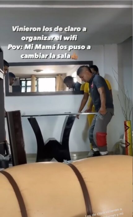 hombres acomodando una pieza de vidrio sobre la base de un comedor 