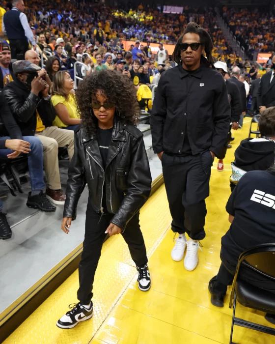 Blu Ivy y Jay-Z en partido de la NBA