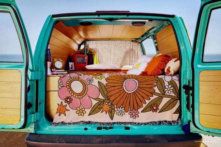Fotografía por dentro de la máquina del misterio de Scooby Doo disponible en airbnb