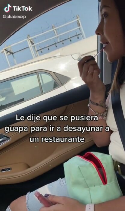 captura de pantalla de una chica arreglándose dentro de un coche 