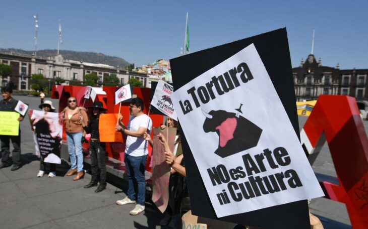 personas protestando por las corridas de toros