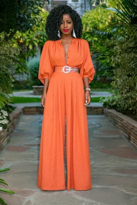 jumpuits color naranja con cintillo; 14 Jumpsuits para olvidarte del clásico vestido de graduación