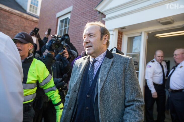 Fotografía del actor Kevin Spacey saliendo de una corte 