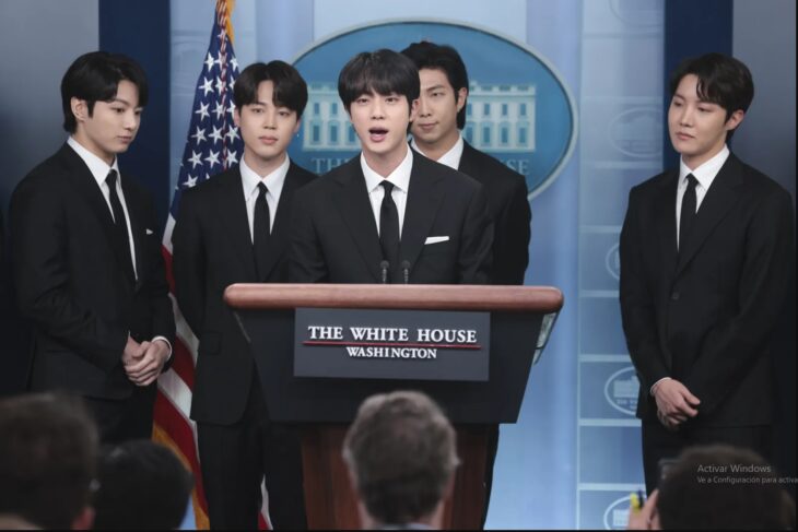 Kim Seokjin (Jin) habla en una rueda de prensa de la Casa Blanca