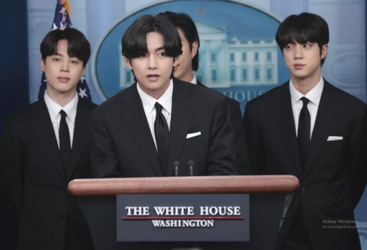 Kim Taehyung (V) habla en una rueda de prensa de la Casa Blanca