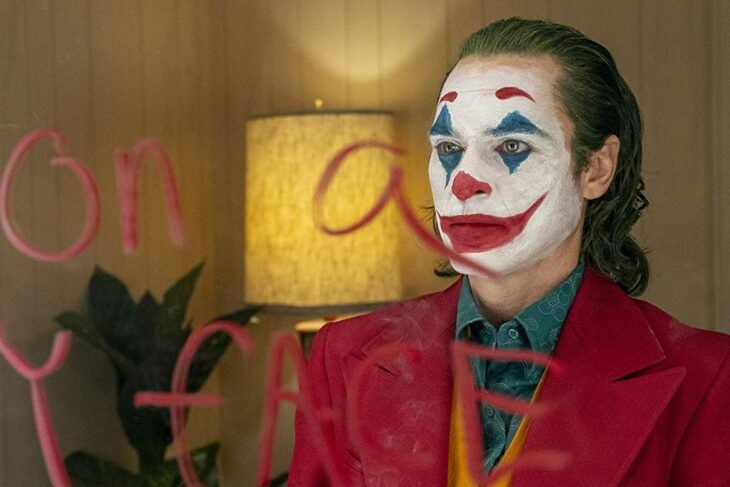 Joaquín Phoenix caracterizado de su personaje el guasón en la película de Joker