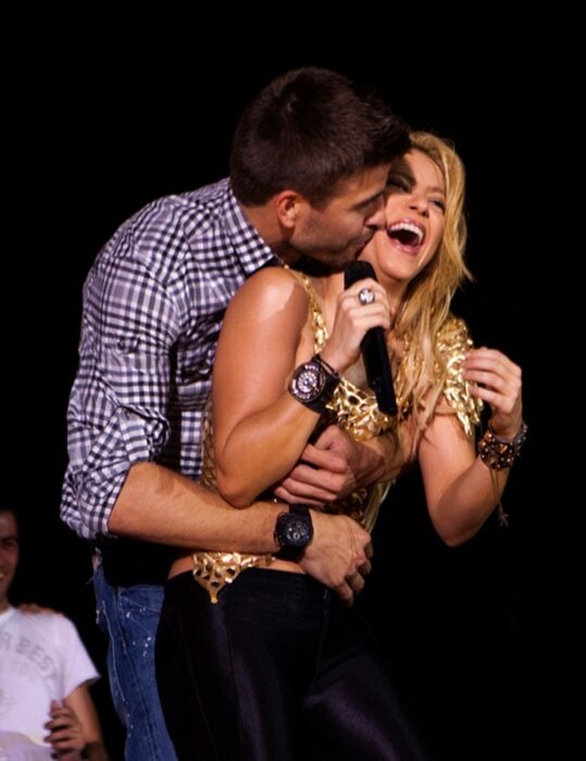 Shakira y Piqué arriba de un escenario 